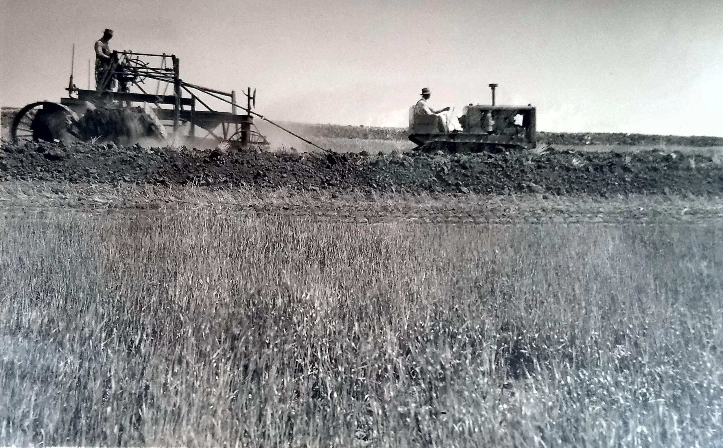 Side view of 16-foot elevating grader and Caterpillar 35 diesel tractor constructing a terrace, Hays, Kansas. May 8, 1934. Fig. 15 in Bureau of Agricultural Engineering annual report, 1934. National Archives, Record Group 114, Entry 109.