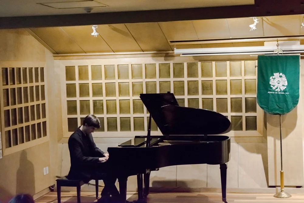 Alec Vera tocando el piano en un recital organizado por Martes de Ópera. 