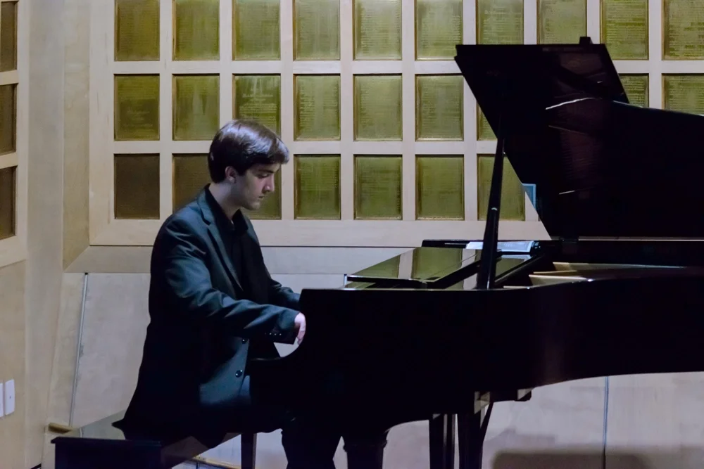 Alec Vera toca el piano en Museo Casa de Carranza.  