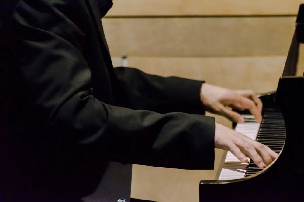 Alec Vera interpreta obras de Bach, Beethoven, Chopin, entre otros. 