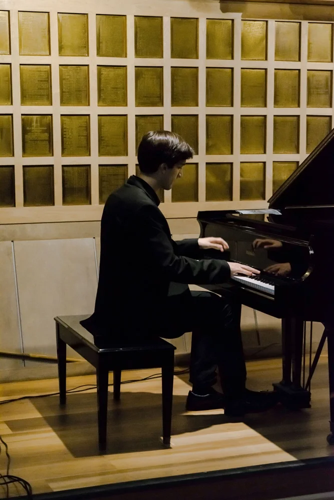 Alec Vera está tocando el piano en recital especial. 