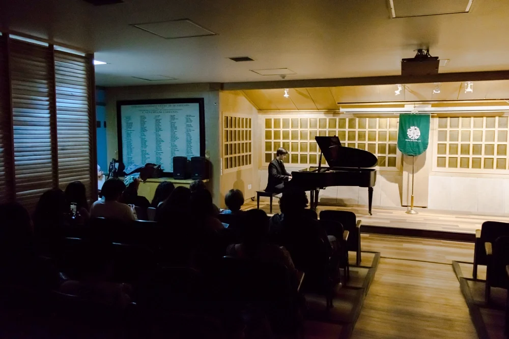 El público disfruta del recital de piano en Museo Casa de Carranza.  