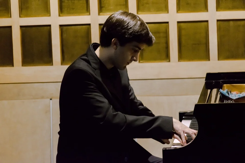 Alec Vera interpreta obras de Chopin.  
