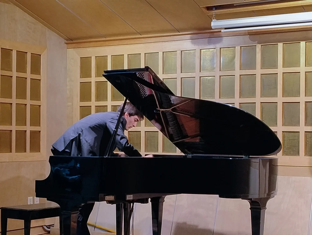 Alec Vera se prepara para su recital de piano.  