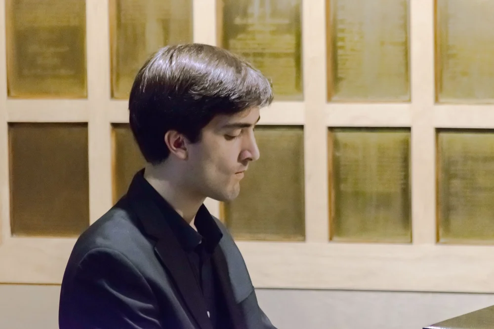 Alec Vera toca el piano en evento especial. 