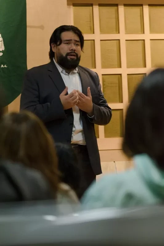 Antonio García interpreta canciones mexicanas en el Museo Casa de Carranza.   