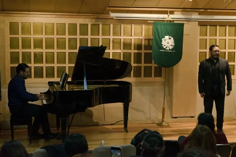 David González interpreta canciones mexicanas en el Museo Casa de Carranza. 