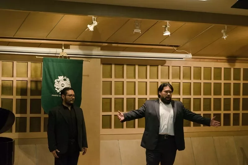 Los tenores, David González y Antonio García, interpretan temas en el concierto de música mexicana.   