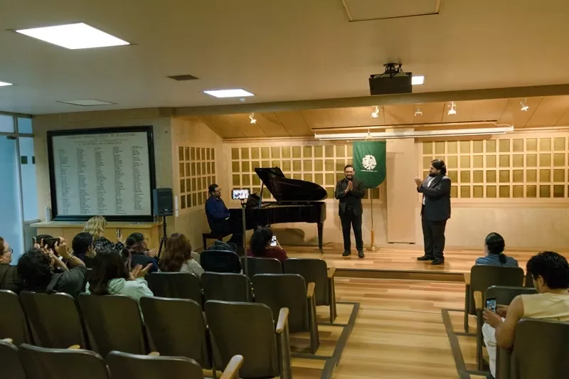 El público aplaude la interpretación de los tenores y del pianista.  