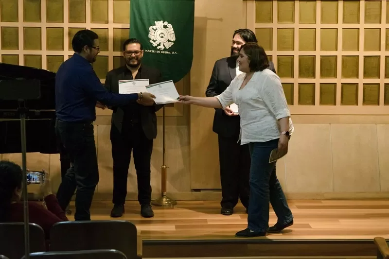 Entregan reconocimiento a los tenores y pianista que participaron en el concierto de música mexicana en el Museo Casa de Carranza.  