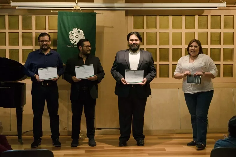 El pianista y los tenores posan con sus reconocimientos.  