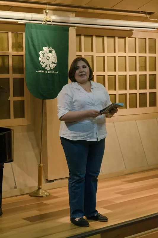 Entregan reconocimiento a los tenores y pianista que participaron en el concierto de música mexicana en el Museo Casa de Carranza.  