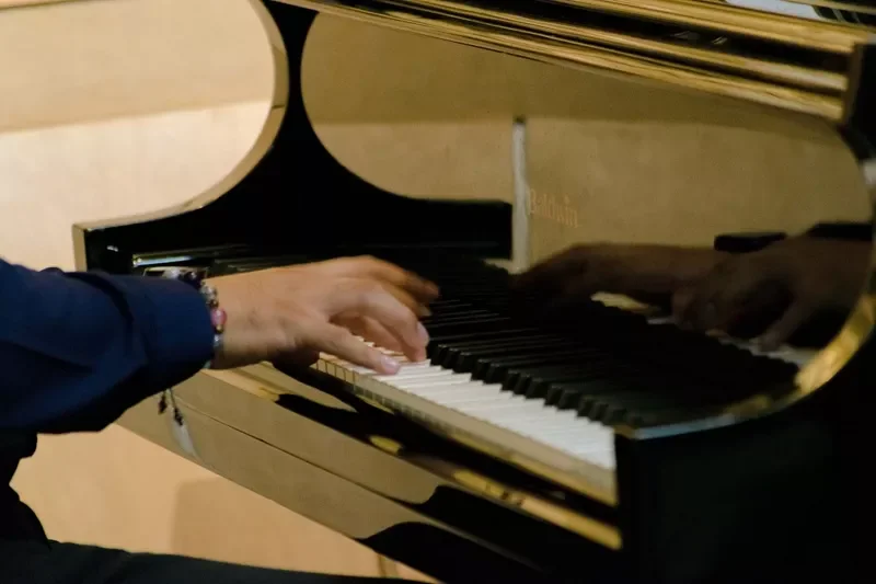 Daniel Navarro mostró su talento en el piano durante el concierto de música mexicana.  