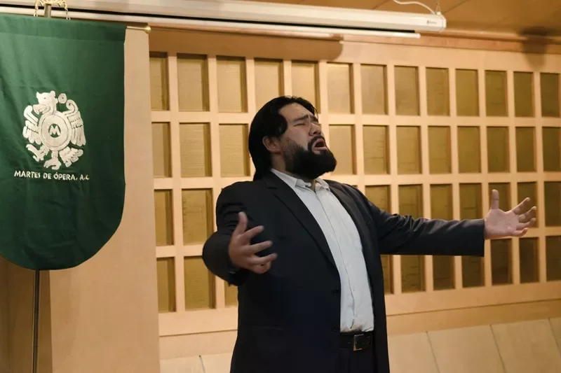 Antonio García interpreta música mexicana en el escenario.  