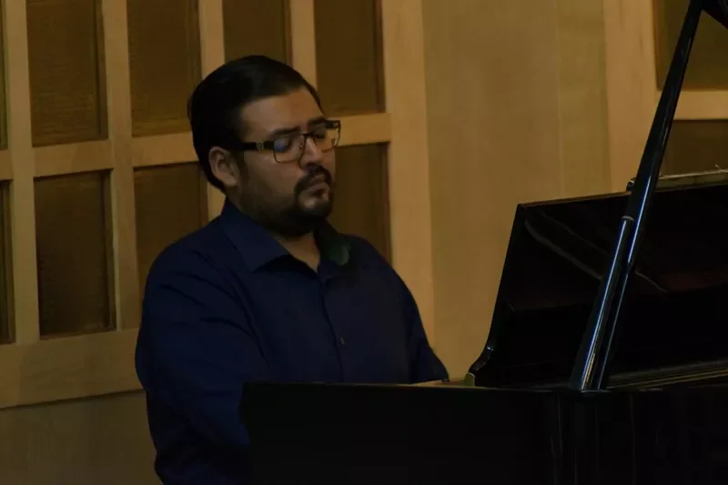 El pianista Daniel Navarro toca el piano en el concierto de música mexicana.  