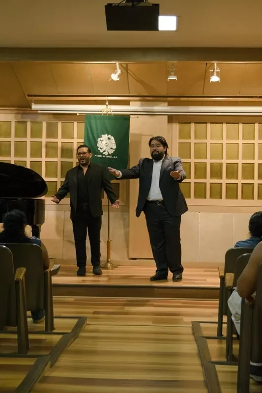 Antonio García deleita a los asistentes con su canto.  