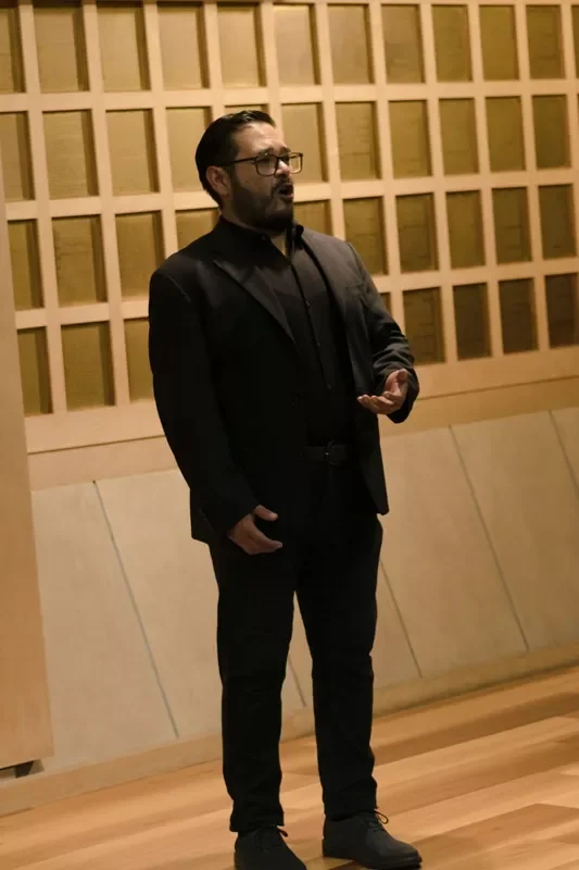 David González canta frente al público que asistió al Museo Casa de Carranza.   