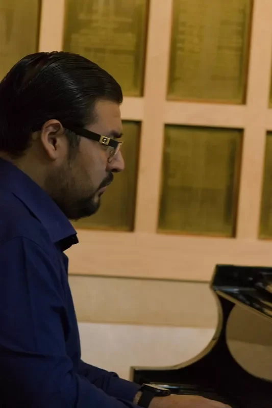 Daniel Navarro toca el piano en el concierto de música mexicana. 
