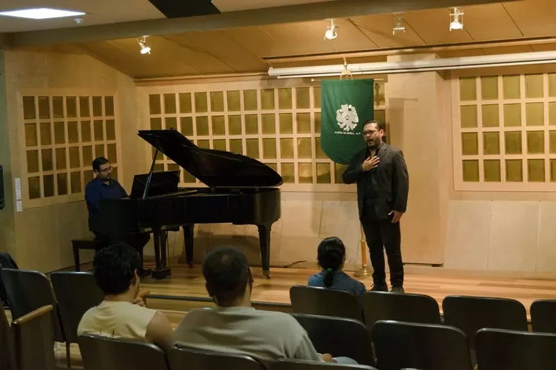 David González canta frente al público que asistió al Museo Casa de Carranza.   