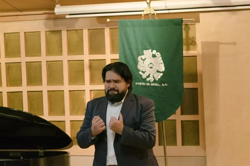 Antonio García interpreta música mexicana en el escenario.  