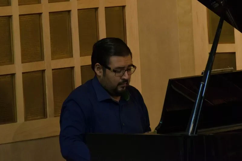 El pianista Daniel Navarro toca el piano en el concierto de música mexicana.  