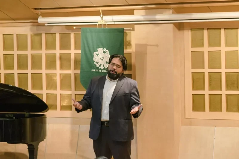 Antonio García deleita a los asistentes con su canto.  