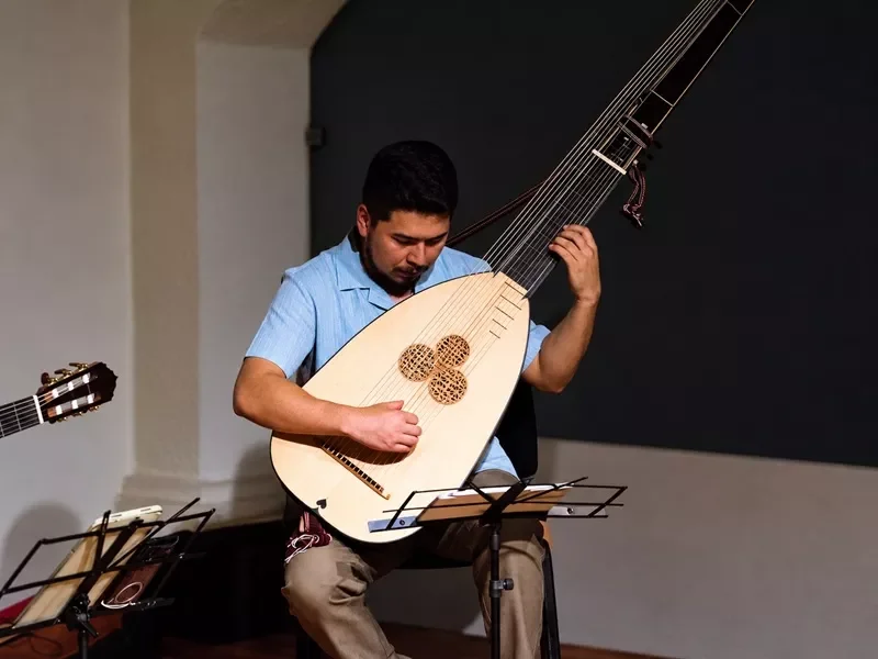 Integrante de Nayandé toca su instrumento musical.   