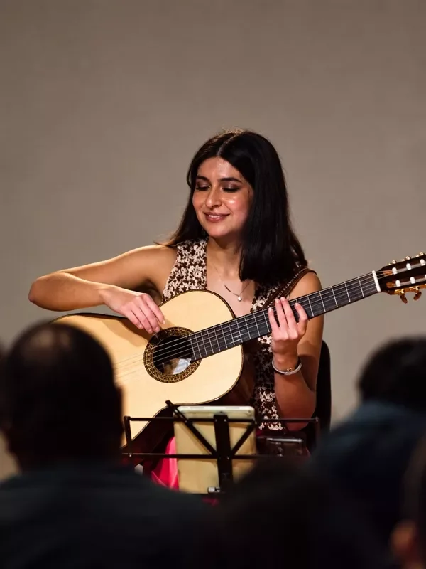 Integrante de Navandé toca la guitarra en "Una noche en el fandango". 