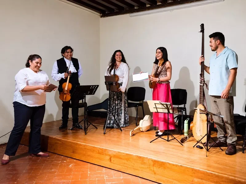 Nayandé recibe el reconocimiento por su participación. 
