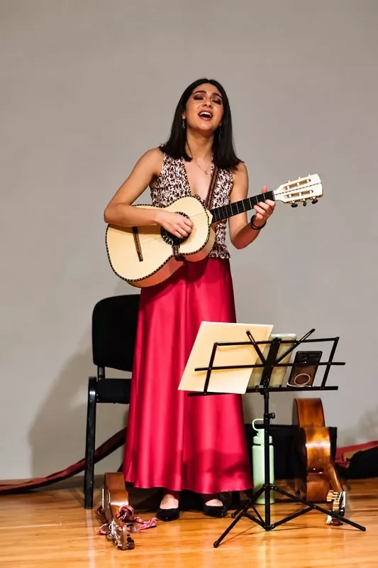 Integrante de Navandé toca la guitarra en "Una noche en el fandango". 