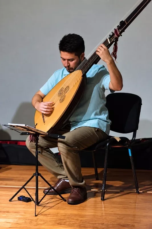 Integrante de Navandé muestra su talento musical en "Una noche en el fandango". 