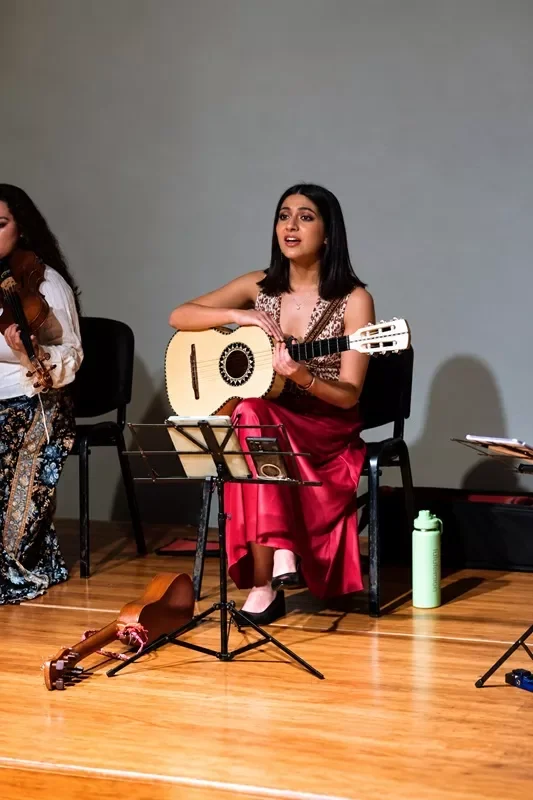 Integrante de Navandé toca la guitarra en "Una noche en el fandango". 