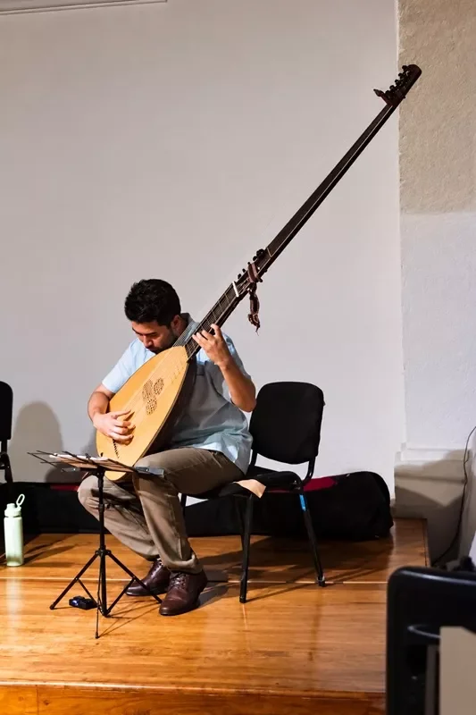 Integrante de Nayandé toca su instrumento musical.   
