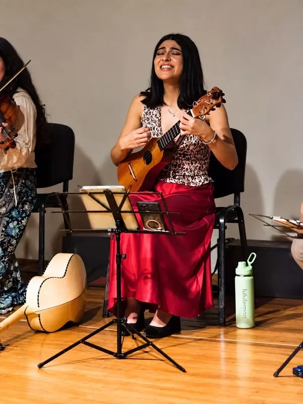 Integrante de Navandé toca la guitarra en "Una noche en el fandango". 