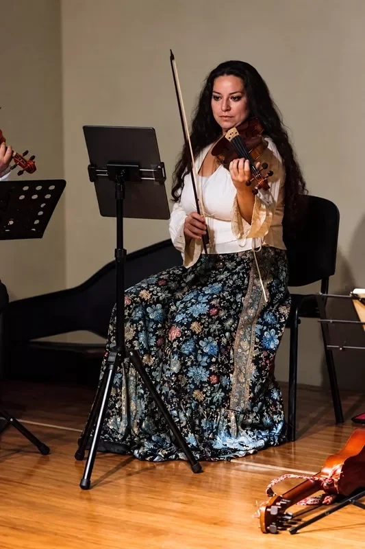Integrante de Nayandé toca su instrumento.  
