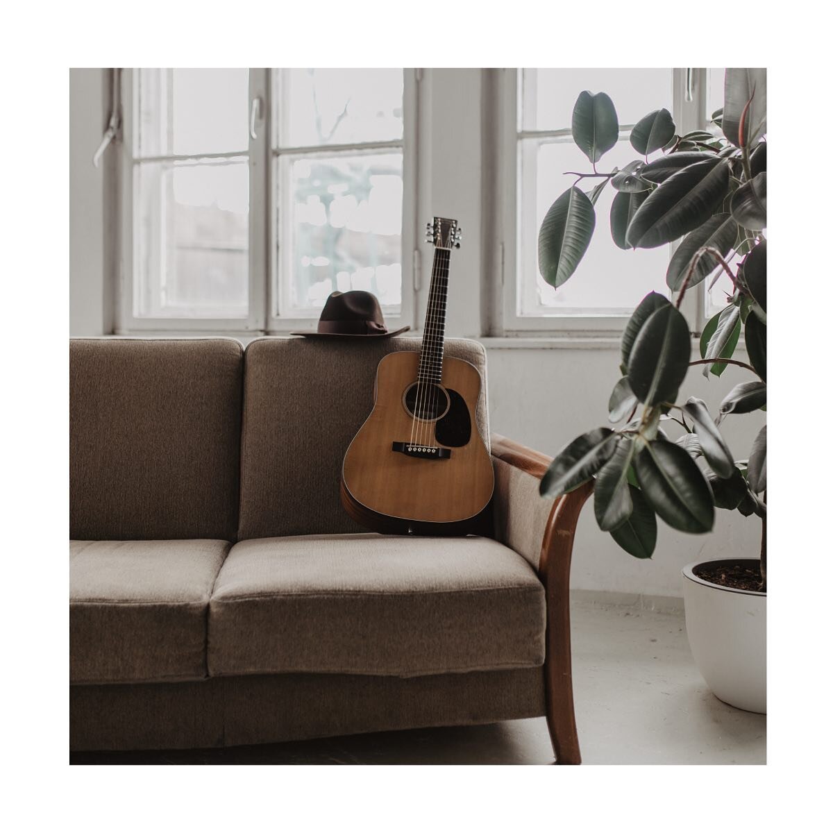 Czas umyka, brakuje czasownika.
_____________________________________
#gdańsk #majewskimusic #marekmajewski #polskamuzyka #gitara #muzyka #guitar #minimalism