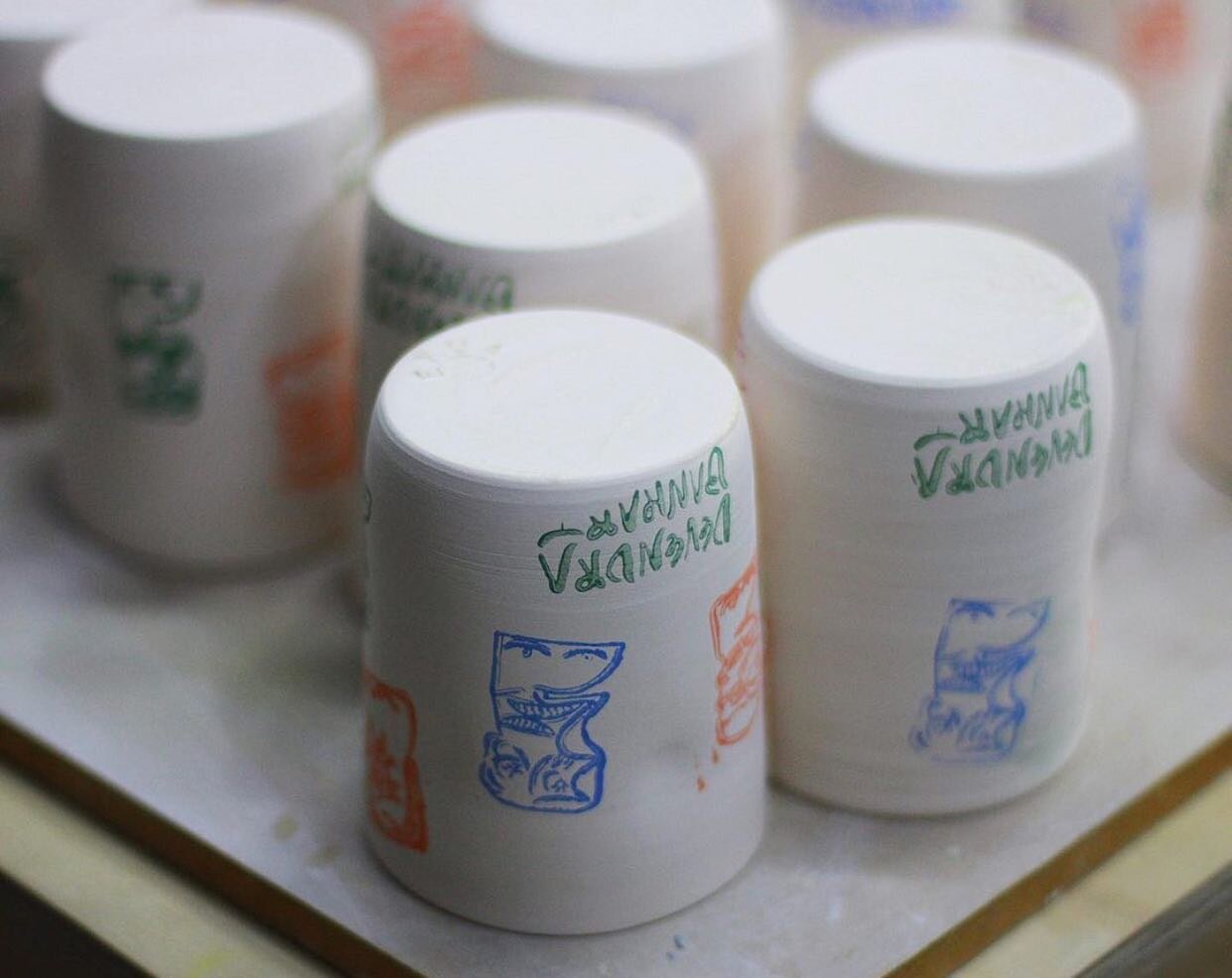 Even more super cool cups by @ekuaceramics and this time they&rsquo;re for @wearebraindead and @devendrabanhart !!! Congratulations Sara!!! 🥳🥳
Have you listened to the episode with @ekuaceramics yet? Do you know how many of these pieces Sara just f