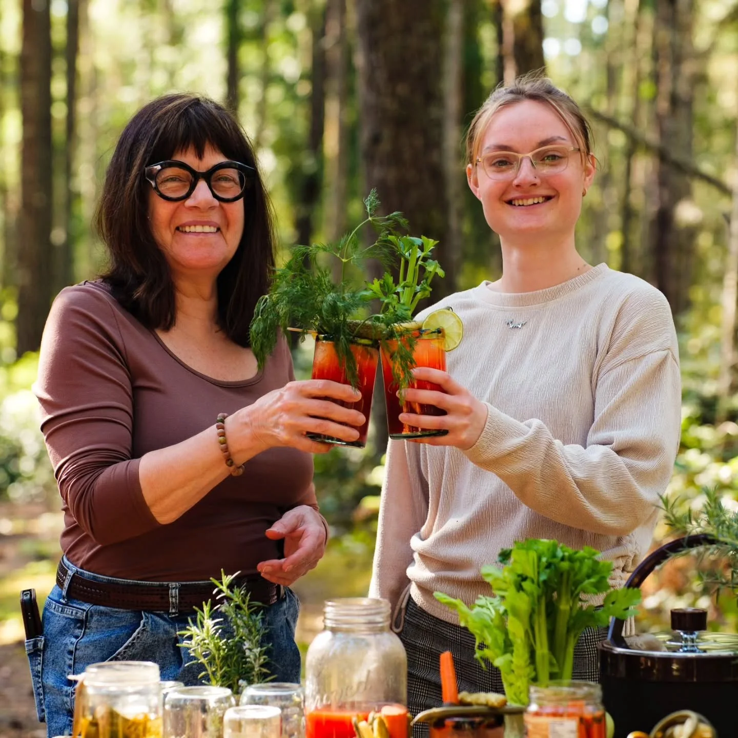 Happy National Caesar Day! 🇨🇦🍹
Today we are raising a glass to Canada's ultimate cocktail the best way we know how&mdash;surrounded by good company and loaded with local flavor! 
We want to give a huge shout-out and thank you to our friends at @fe