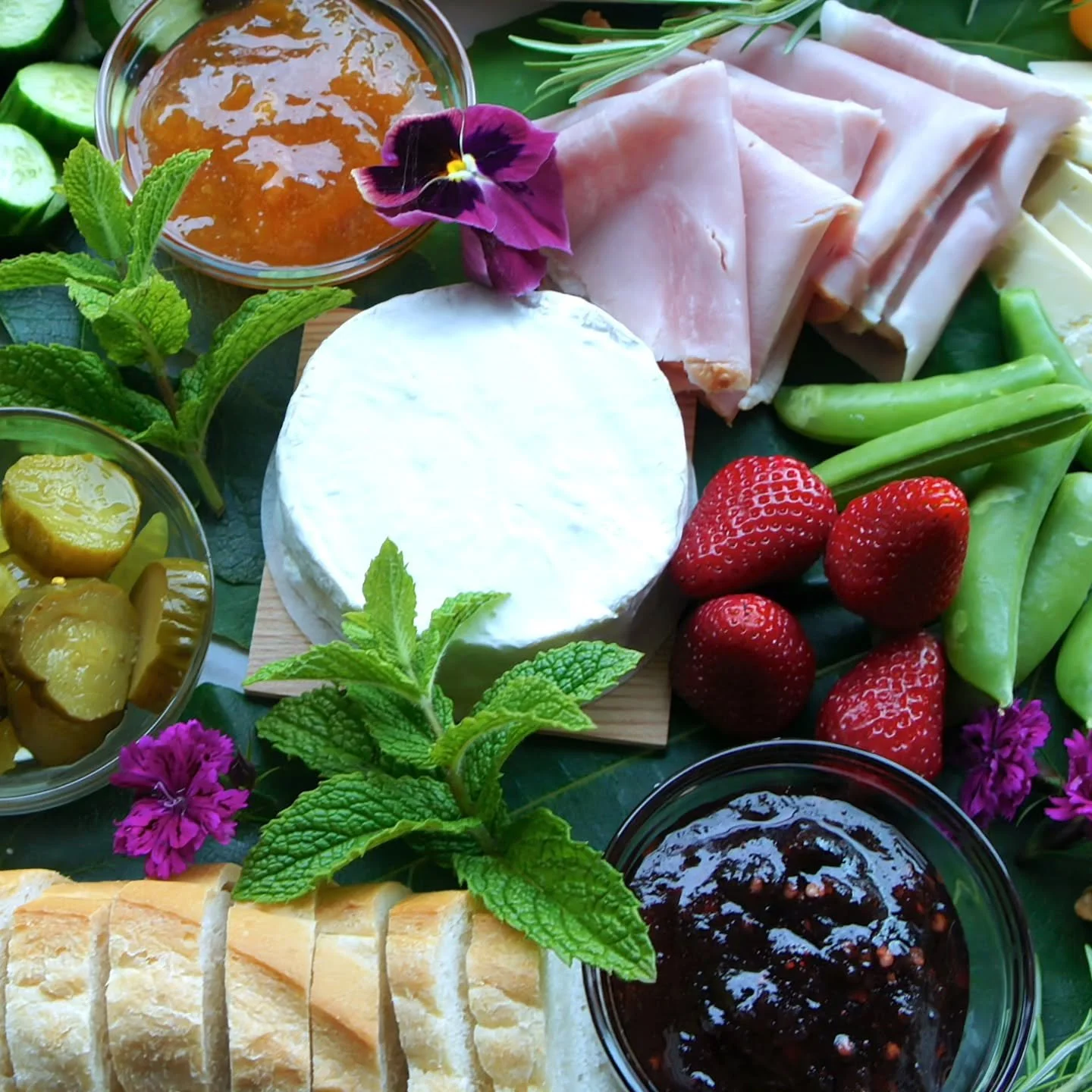 In-season strawberries meets small-batch Ragarpeno Jelly. 🍓🧄🌶️ 

Weekend patio hosting doesn't need to be complicated to taste incredible.When you're building a board this weekend, try balancing fresh, local in-season strawberries with a rich whee
