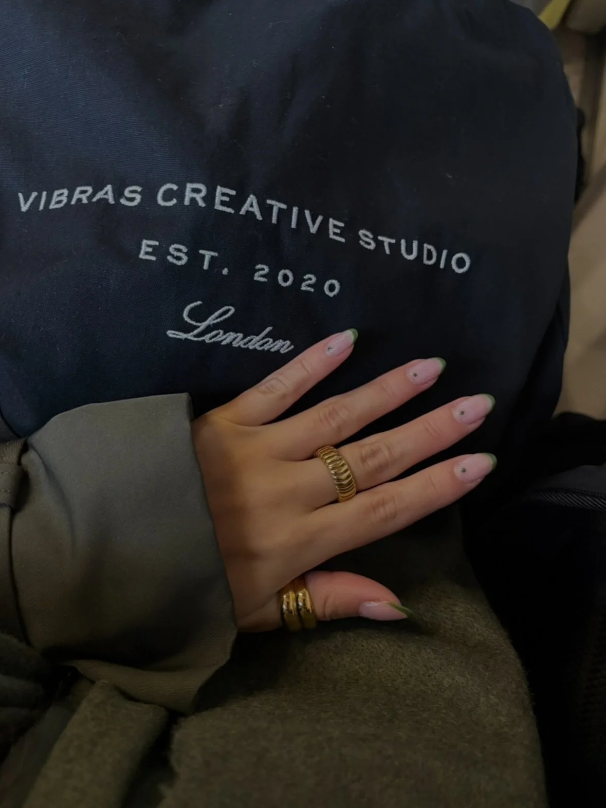 January floored me. My 2026 starts today. 

🇨🇴 Started the year in Colombia
📸 Had our 2-day team shoot for @vibrascreativestudio 
💻 Worked 7 days a week
🧘🏻&zwj;♀️ Went back to reformer pilates
🤳🏻 Explored new workspaces &amp; AI talks
💆🏻&zw