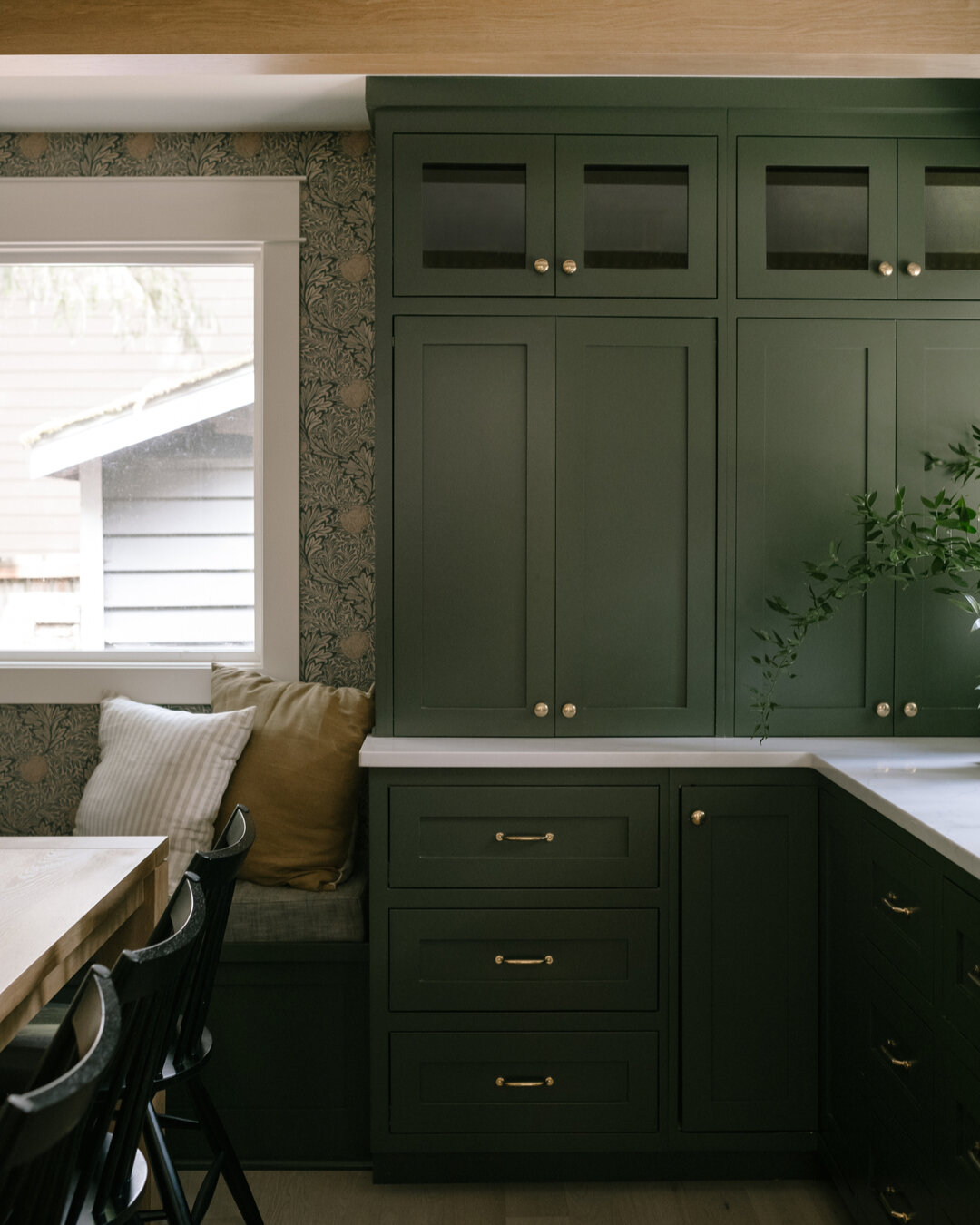 Love how hutch cabinets in a kitchen feel more like a custom furniture piece! 🤩