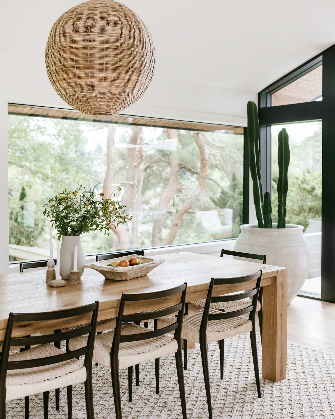 We are always looking for ways to bring in natural elements to a space. Whether that's with greenery, natural fibers, or just using the landscape as your artwork, its often these elements that ground a home the most 💚