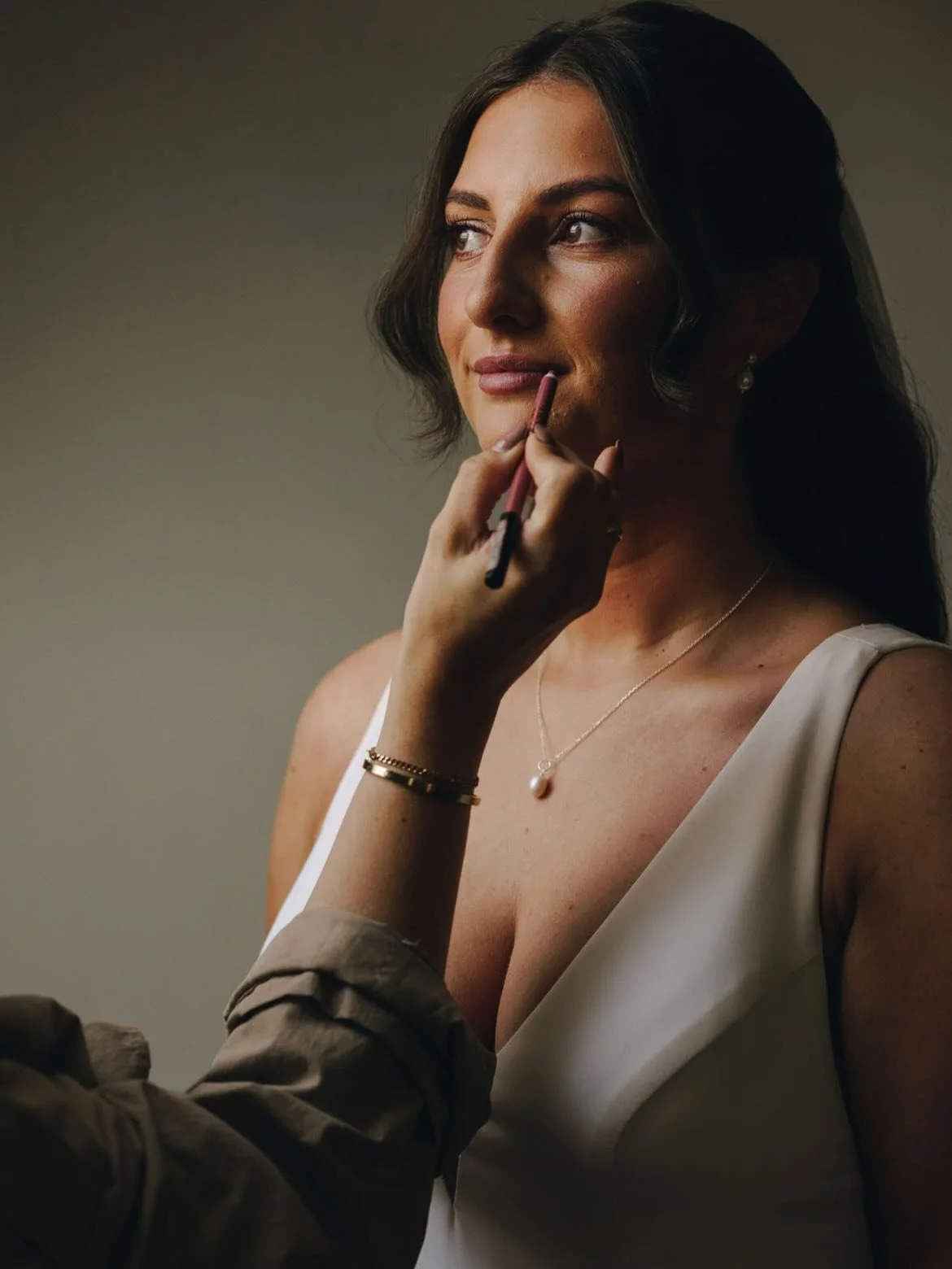 Rachel&rsquo;s gorgeous gallery landing in my Inbox this morning 🤩
Venue @hyde_house 
Photography @winningtoncoe 
Hair @larastokesbridalhairspecialist 
.
#weddingmakeupartist #cotswoldwedding #bridalmakeup #bridalinspo