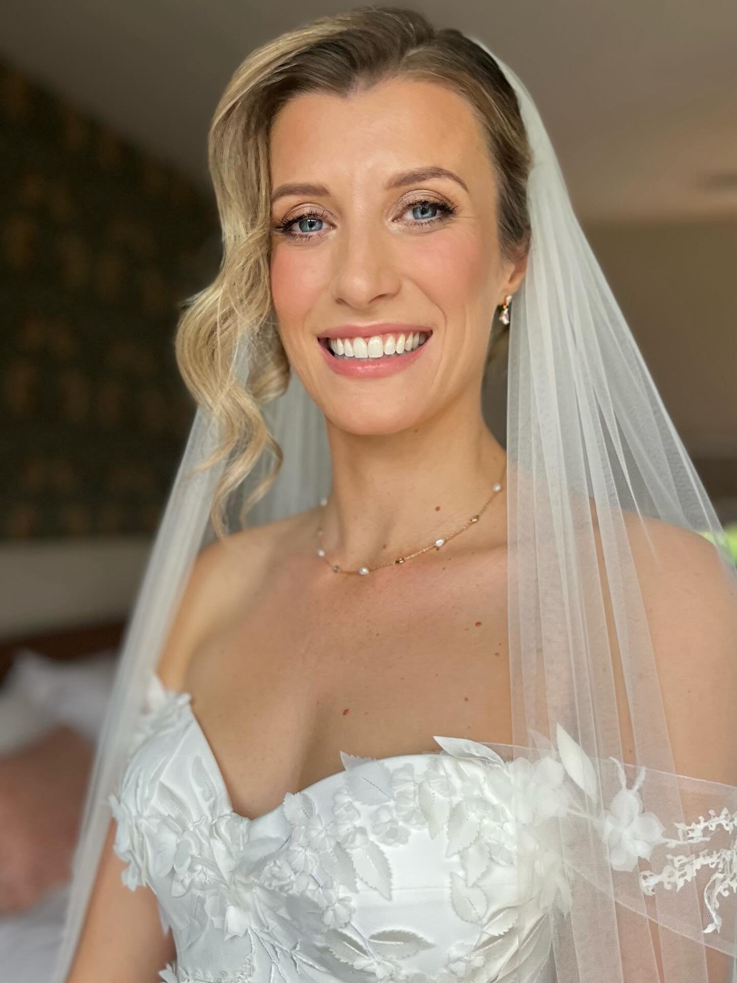 Gemma ✨
Hair @devotedbridaluk 
Venue @hamptonmanorweddings 
.
#makeupartist #cotswoldwedding #bridalmakeup #weddingmakeupartist