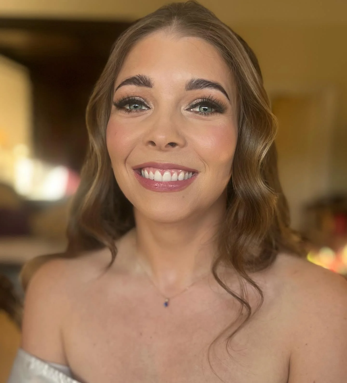Final glam of 2025 and it&rsquo;s only right our NYE bride Emma ended the year with a bang 💥 
Hair @laurengoslinghair 
Venue @manorbythelake 
.
.
#makeupartist #weddingmakeupartist #cotswoldwedding #bridalglam