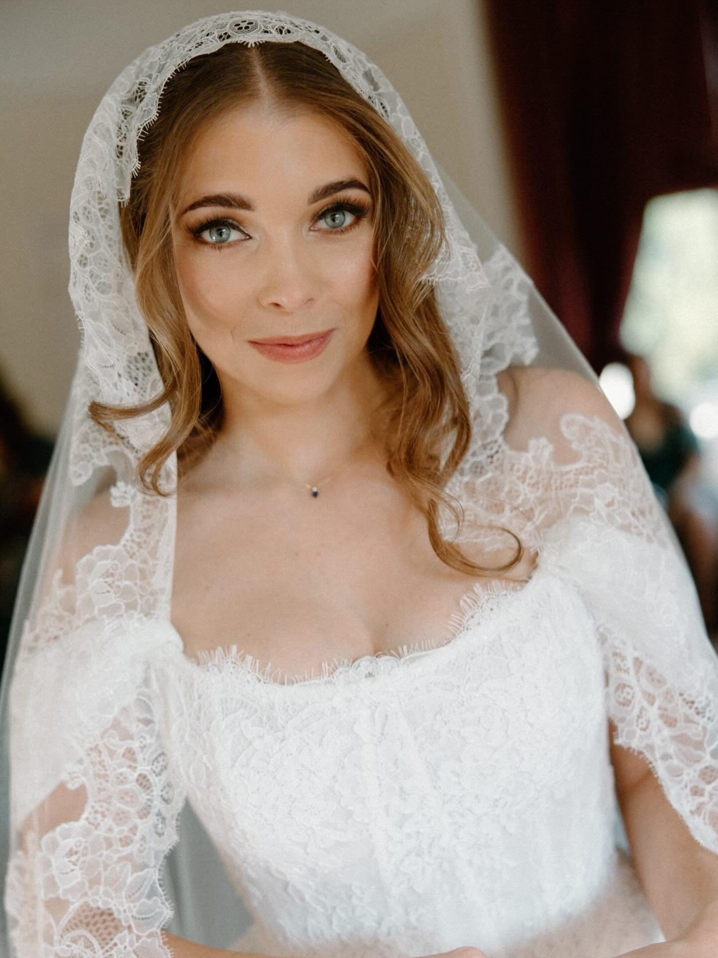 Obsessed with this image of Emma captured by @antonia_grace_photography 😍
Hair @laurengoslinghair 
Dress @alenaleenabridal 
Venue @manorbythelake
.
#bride #bridalinspo #weddinghairandmakeup #cotswoldweddingsuppliers