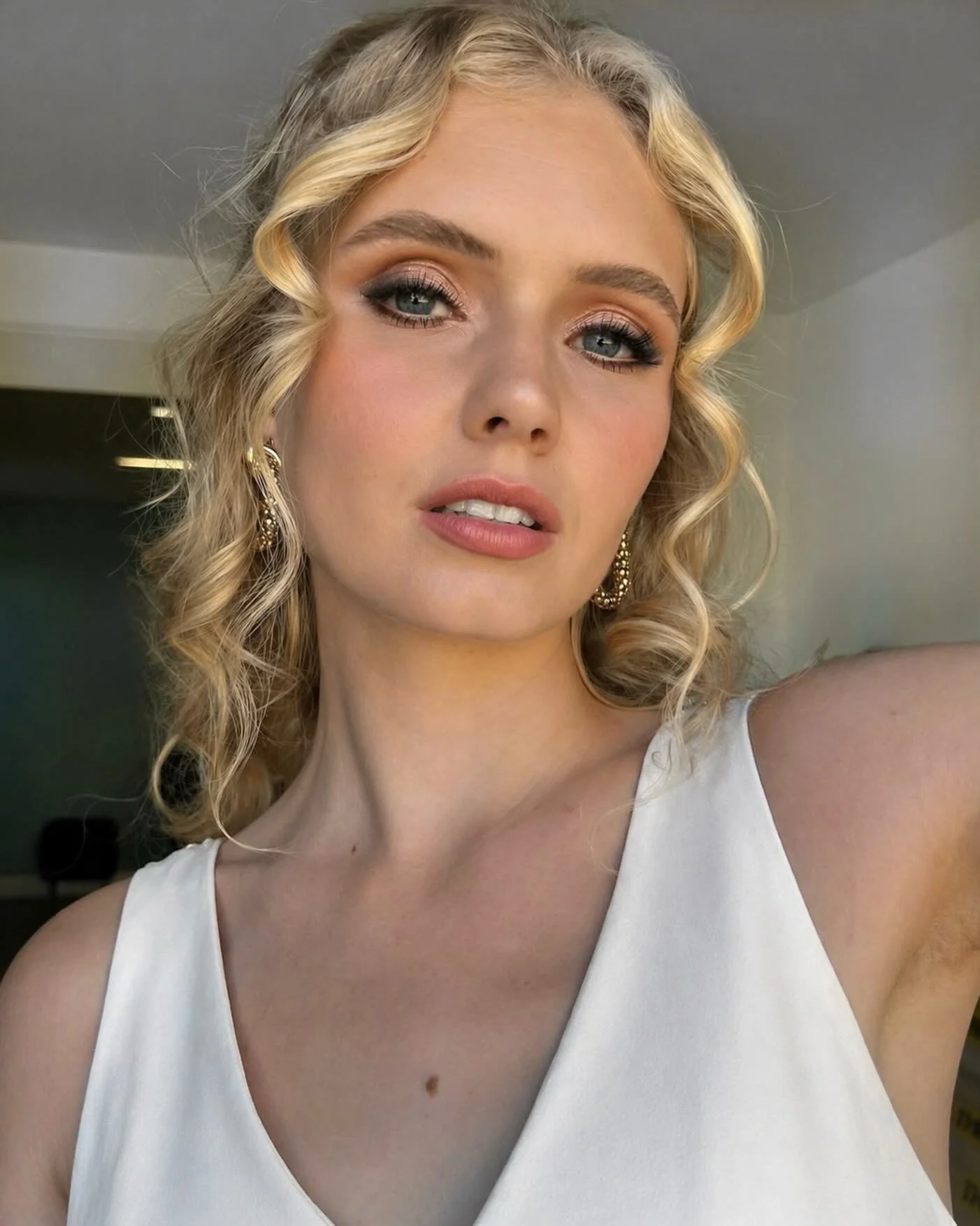 One for the non traditional bride seeking something more than the classic bridal makeup. 
I&rsquo;ve been loving seeing other bridal makeup artists take on this.
Who says bridal makeup is one size fits all 🤍
.
.
#bridalmakeupinspo #cotswoldbridalmak