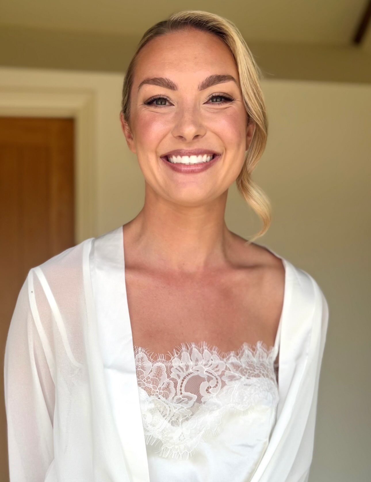 The look vs the key products 🙌🏼
@charlottetilbury 
@narsissist 
@dior 
@armanibeauty 
@fentybeauty 
@w7makeupuk 
@yslbeauty 
@maybelline 
Hair @carinahedderman_hairdesign 
#cotswoldwedding #caswellhouse #bridalglam #2026bride