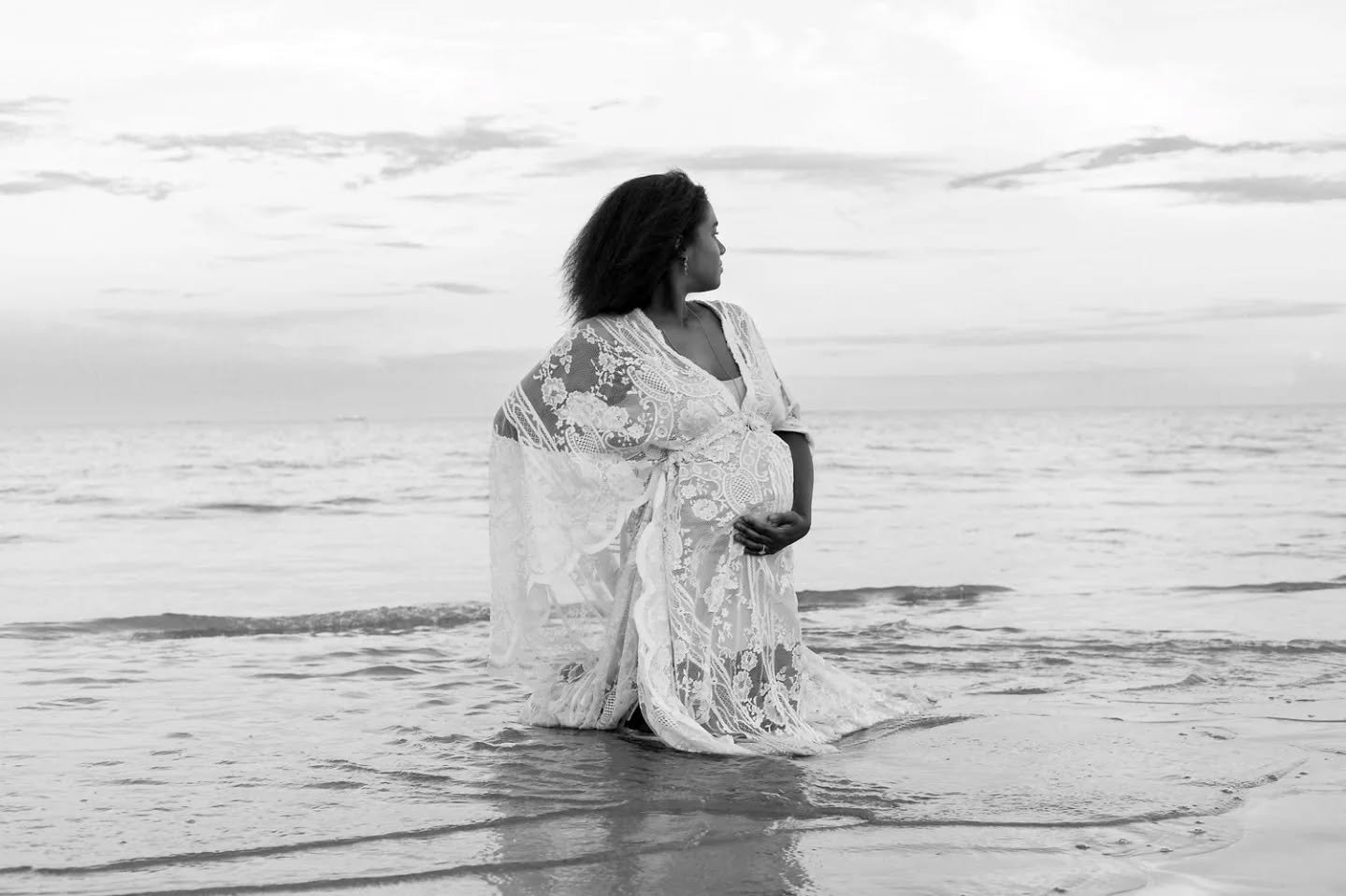 Your journey into motherhood deserves to be celebrated. Whether you&rsquo;re dreaming of a flowy dress in golden sunlight or an intimate in-home session, I&rsquo;ll help bring your vision to life. Let&rsquo;s plan something perfect for you! 💕 Now bo