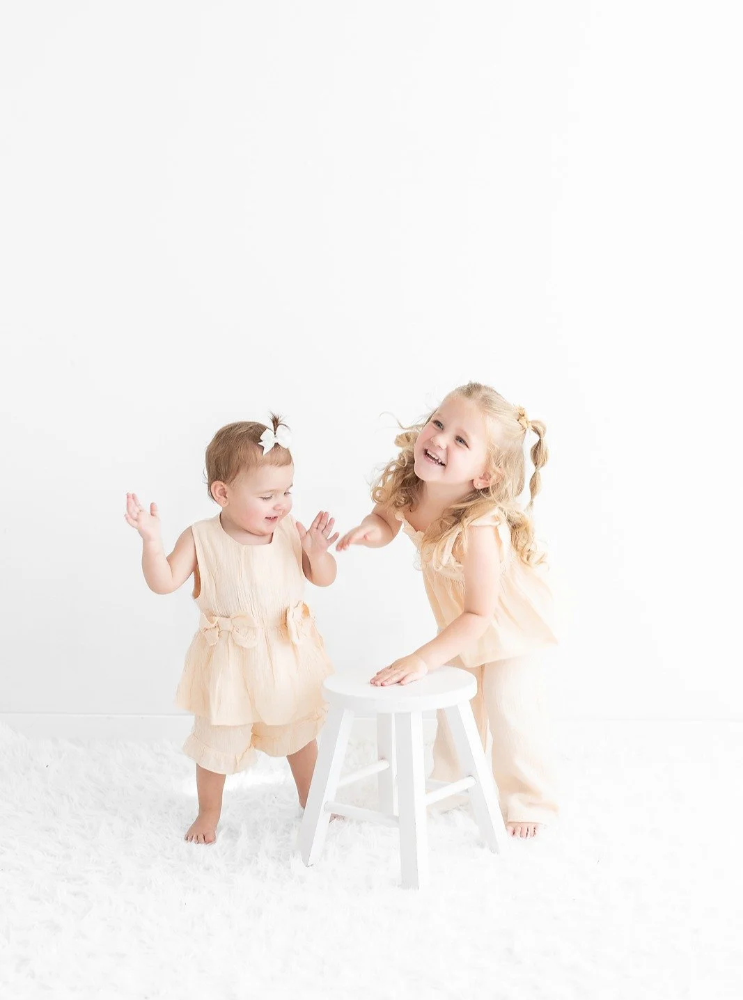 💕 There&rsquo;s something extra special about celebrating your first birthday with your built-in best friend, your big sister! This sweet hug says it all&hellip; love, pride, and just a little bit of frosting. 🎂💕

Cake smash sessions aren&rsquo;t 